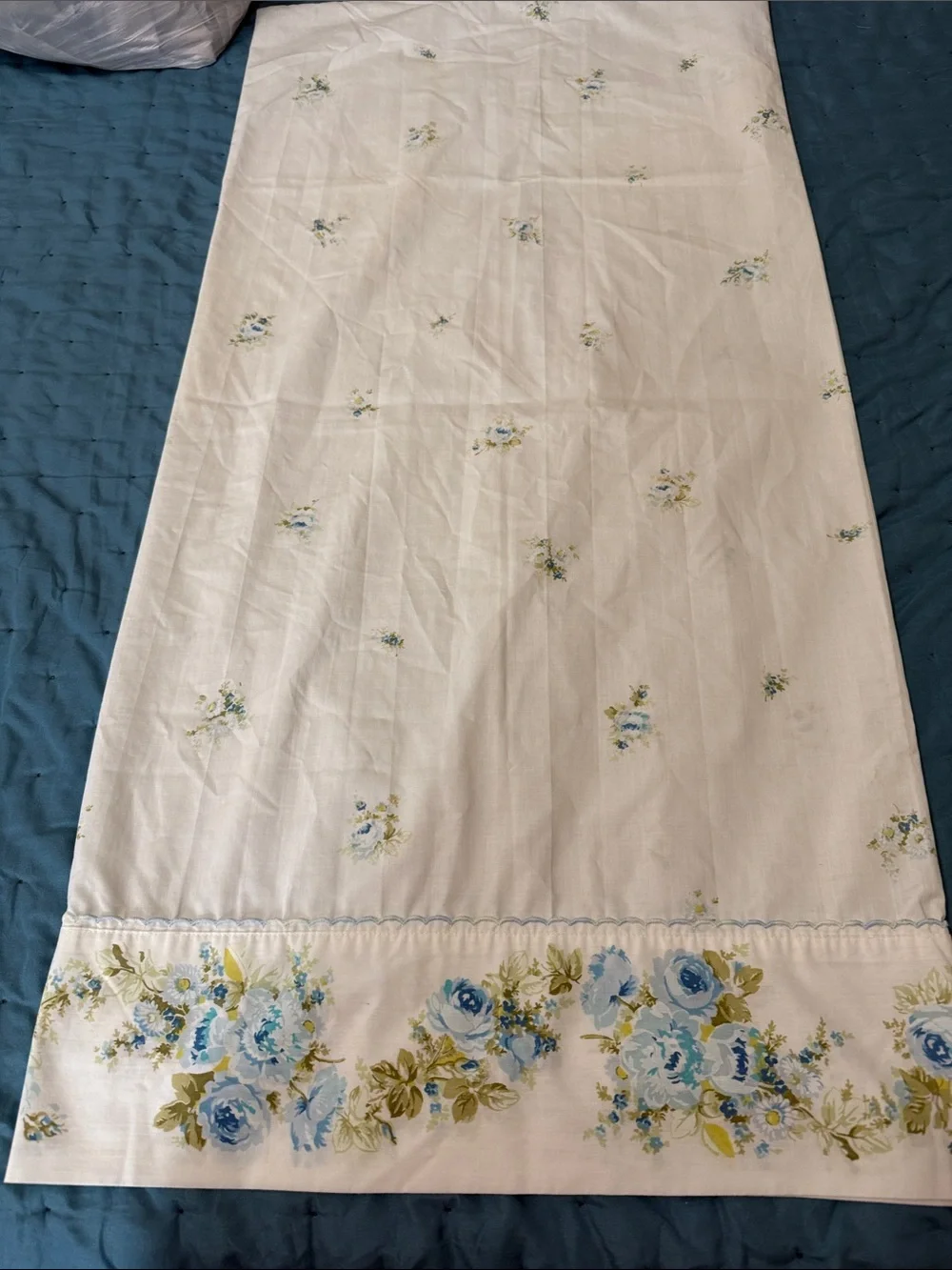 Floral king vtg pillow slip in White and Blue